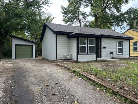 Photo of 4517 Maggie Lane, Kansas City, KS 66102 (MLS # 2581523)