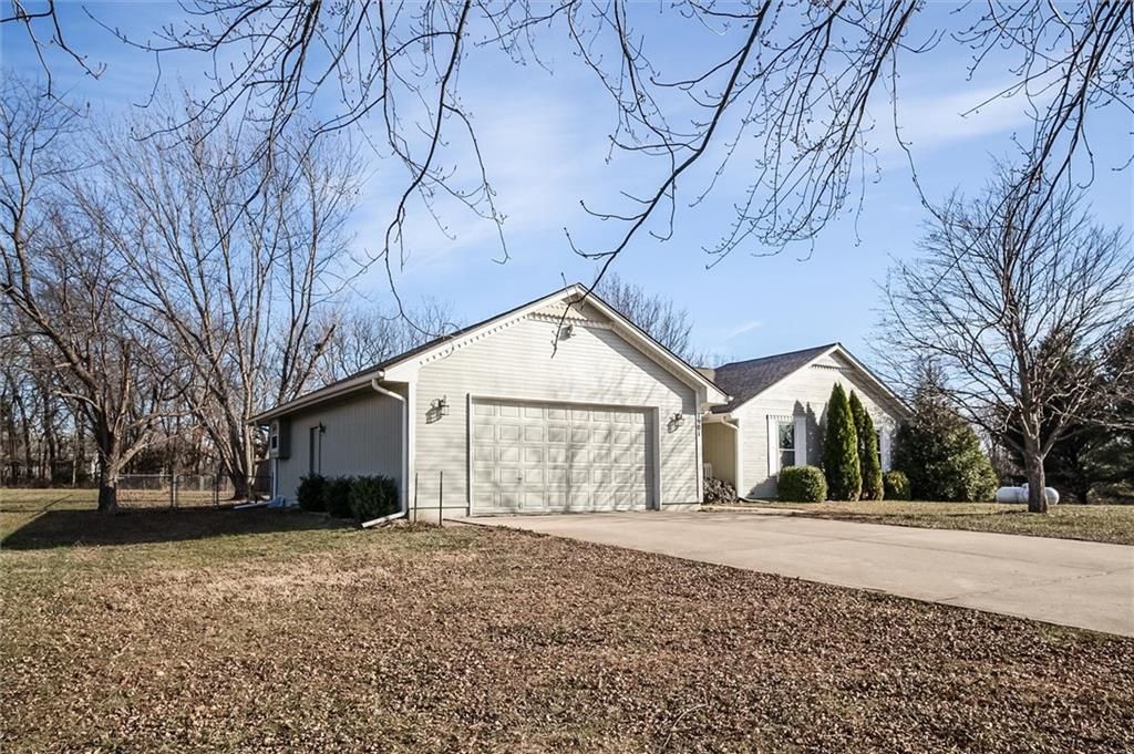 Photo of 1901 SW OSAGE Drive, Oak Grove, MO 64075 (MLS # 2592200)