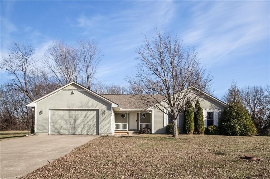 Photo of 1901 SW OSAGE Drive, Oak Grove, MO 64075 (MLS # 2592200)