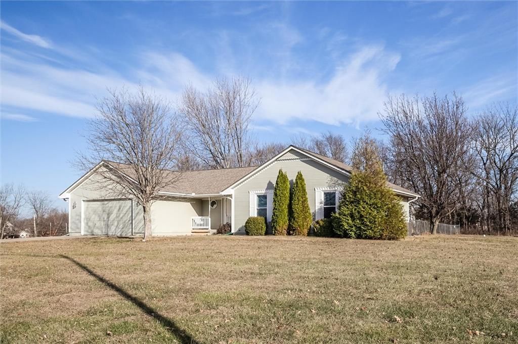 Photo of 1901 SW OSAGE Drive, Oak Grove, MO 64075 (MLS # 2592200)