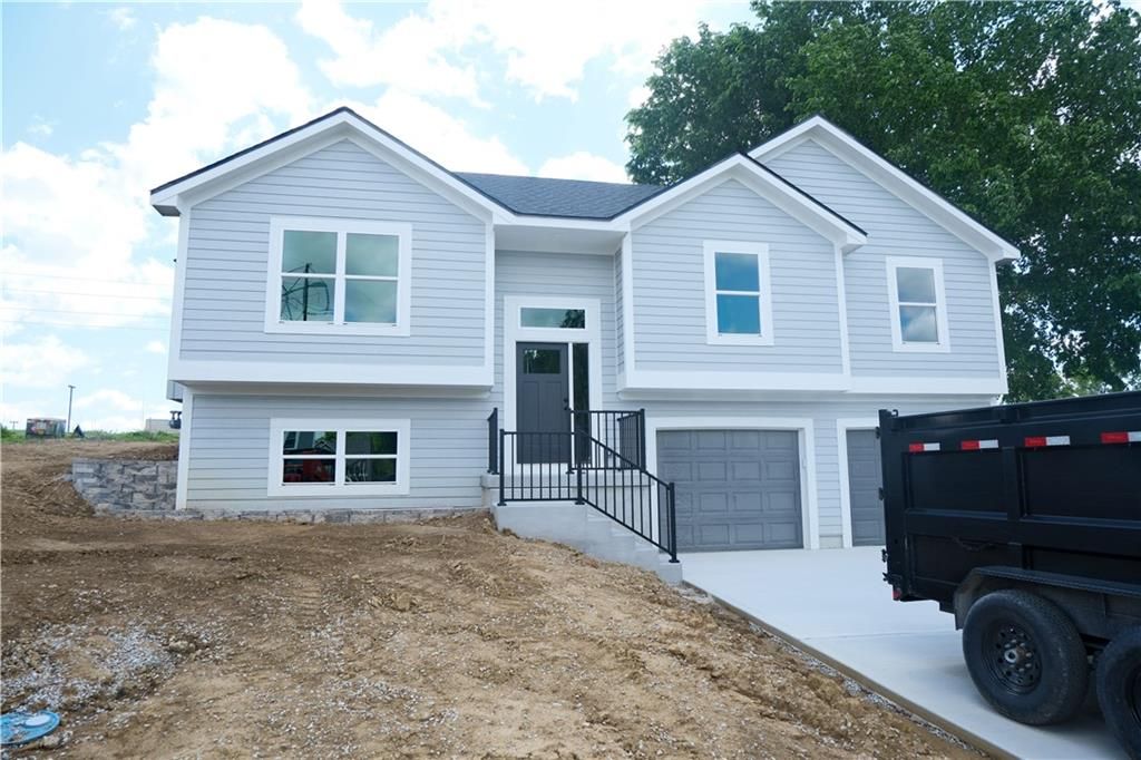 Photo of 1903 NW Washam Court, Grain Valley, MO 64029 (MLS # 2618981)