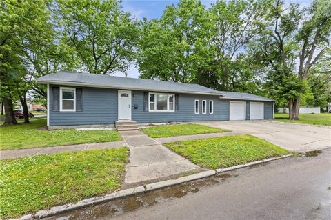 Photo of 902 E Broadway Street, Iola, KS 66749 (MLS # 2619281)
