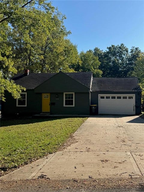Photo of 3203 NE 56Th Street, Kansas City, MO 64119 (MLS # 2648623)