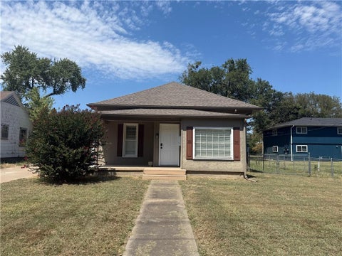 Photo of 706 W 1st Street, Coffeyville, KS 67337 (MLS # 2638128)