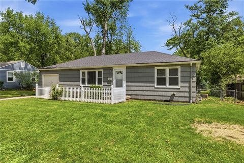 Photo of 8901 Craig Drive, Overland Park, KS 66212 (MLS # 2617618)