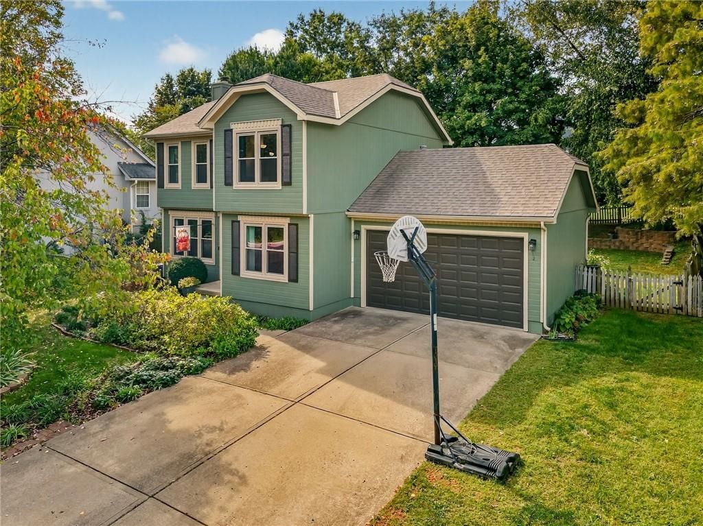 Photo of 716 White Oak Lane, Liberty, MO 64068 (MLS # 2581943)