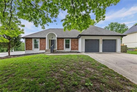 Photo of 11901 W 100th Street, Lenexa, KS 66215 (MLS # 2617228)