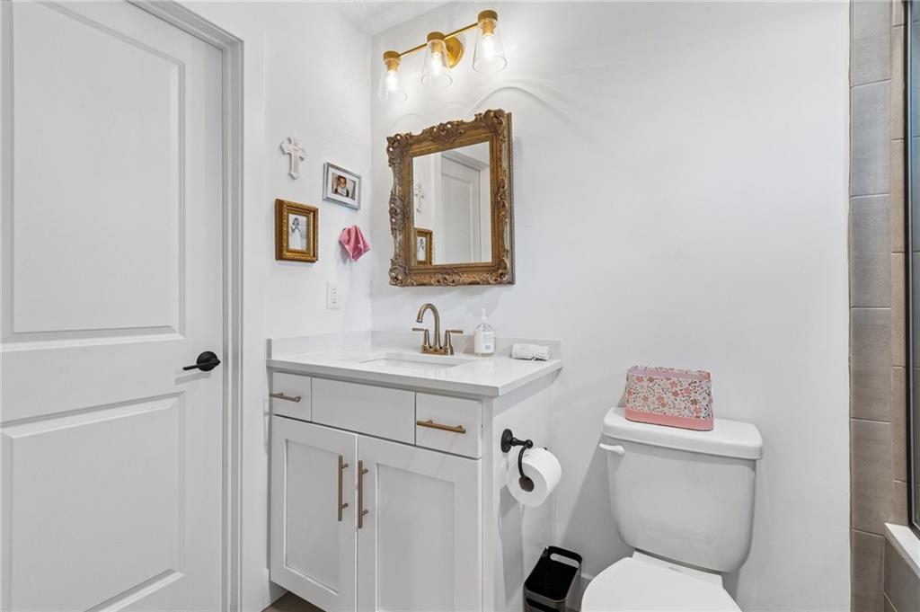 Overland Park, Kansas, 66221, United States, 4 Bedrooms Bedrooms, ,5 BathroomsBathrooms,Residential,Active,2043124