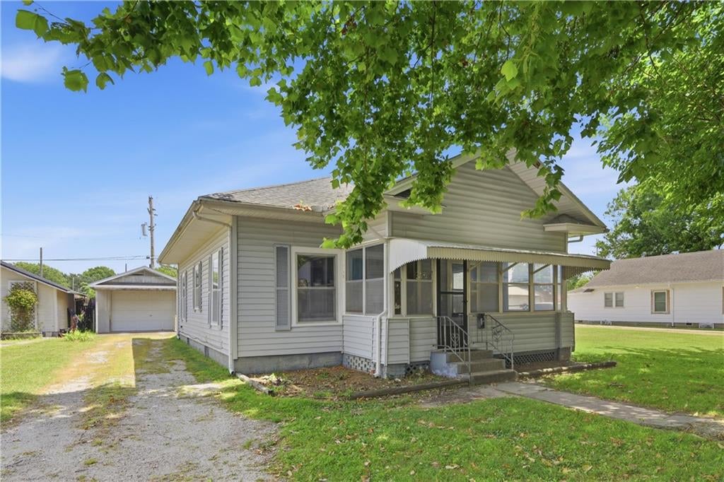 Photo of 1918 Park Avenue, Baxter Springs, KS 66713 (MLS # 2632459)