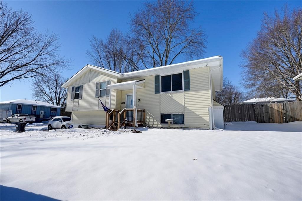 Photo of 1808 SE Kingsway Street, Oak Grove, MO 64075 (MLS # 2598362)