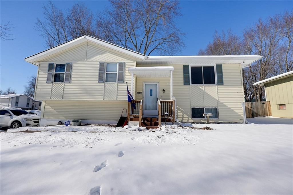 Photo of 1808 SE Kingsway Street, Oak Grove, MO 64075 (MLS # 2598362)