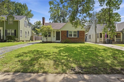 Photo of 1009 W 77th Street, Kansas City, MO 64114 (MLS # 2644108)