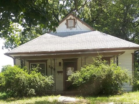 Photo of 102 S E Street, Herington, KS 67449 (MLS # 2617244)
