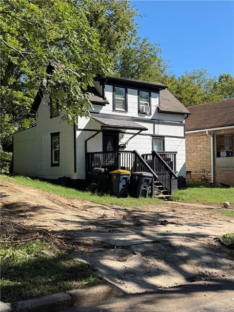 Photo of 2529 Poplar Avenue, Kansas City, MO 64127 (MLS # 2646472)