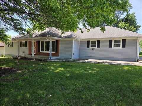 Photo of 914 Fairlane Drive, Chillicothe, MO 64601 (MLS # 2621073)