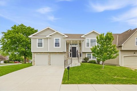 Photo of 12634 Fountain Lake Circle, Grandview, MO 64030 (MLS # 2619790)