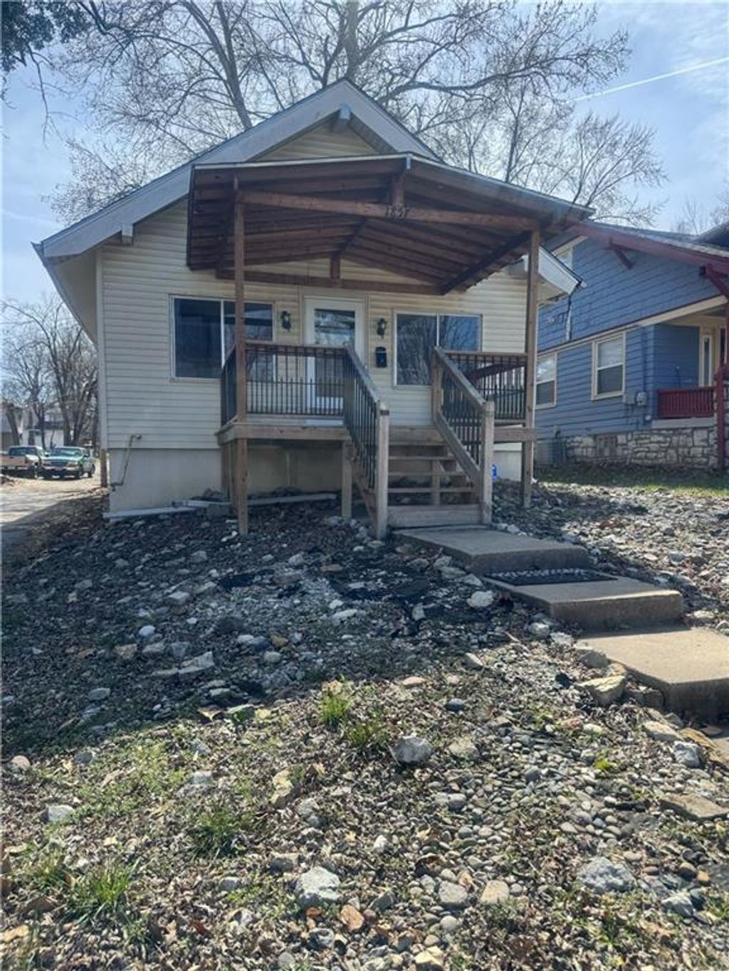 Photo of 1857 E 68th Terrace, Kansas City, MO 64132 (MLS # 2607528)