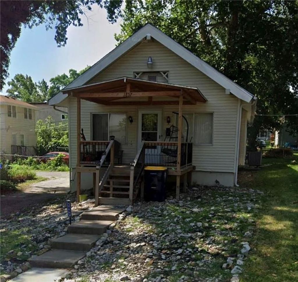 Photo of 1857 E 68th Terrace, Kansas City, MO 64132 (MLS # 2607528)