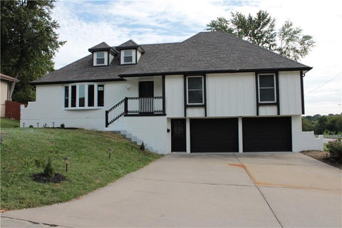Photo of 16001 E 30 Street, Independence, MO 64055 (MLS # 2644058)