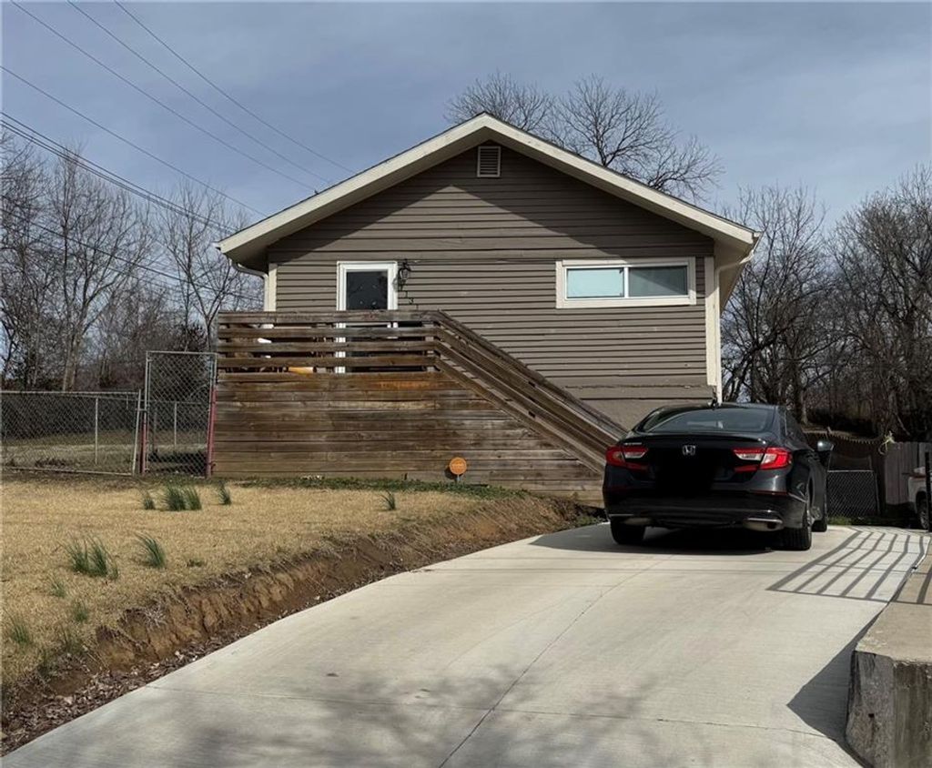 Photo of 1131 N 49th Terrace, Kansas City, KS 66102 (MLS # 2609106)