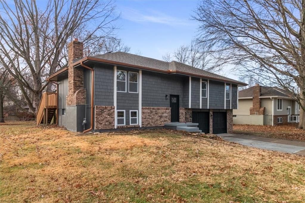 Photo of 504 NW Chateau Drive, Blue Springs, MO 64014 (MLS # 2592452)