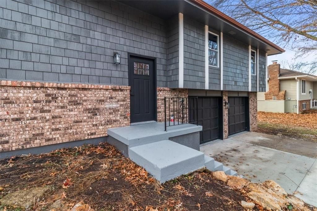 Photo of 504 NW Chateau Drive, Blue Springs, MO 64014 (MLS # 2592452)