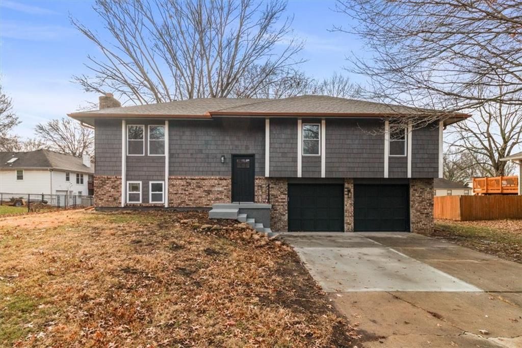 Photo of 504 NW Chateau Drive, Blue Springs, MO 64014 (MLS # 2592452)