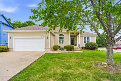 Photo of 14140 W 146th Terrace, Olathe, KS 66062 (MLS # 2629815)