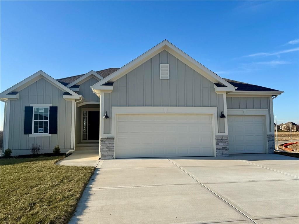 Photo of 9810 N Laurel Avenue, Kansas City, MO 64157 (MLS # 2592356)