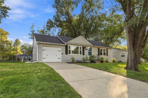 Photo of 7721 W 65th Terrace, Overland Park, KS 66202 (MLS # 2648464)