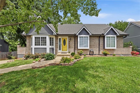 Photo of 302 SW 24th Street, Oak Grove, MO 64075 (MLS # 2627125)