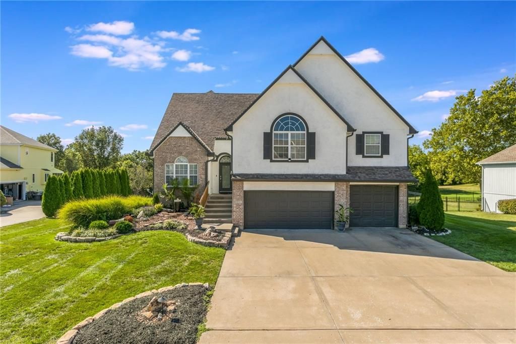 Photo of 8718 Ridgeway Court, Kansas City, MO 64138 (MLS # 2608229)