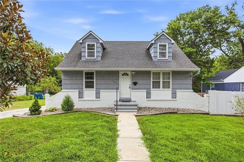 Photo of 407 N Fairview Avenue, Liberty, MO 64068 (MLS # 2631253)