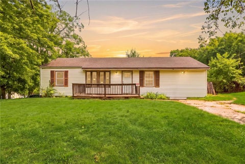 Photo of 10013 Bellaire Avenue, Kansas City, MO 64134 (MLS # 2647915)