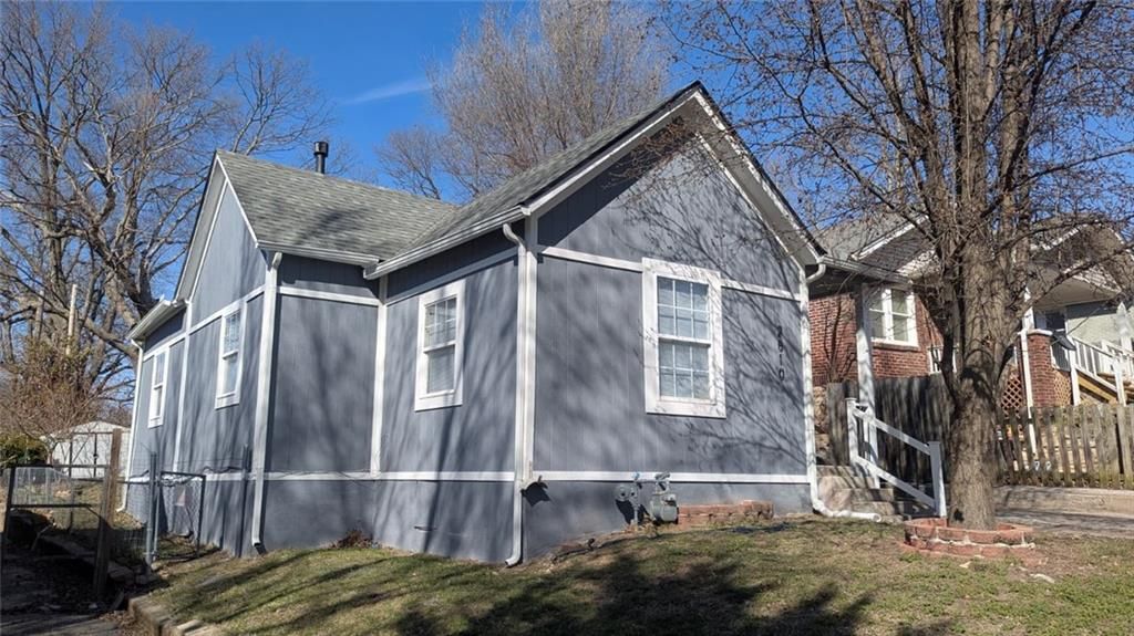 Photo of 2510 Everett Avenue, Kansas City, KS 66102 (MLS # 2608356)