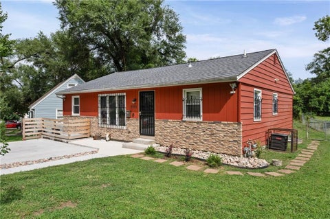Photo of 7101 Monroe Avenue, Kansas City, MO 64132 (MLS # 2637150)