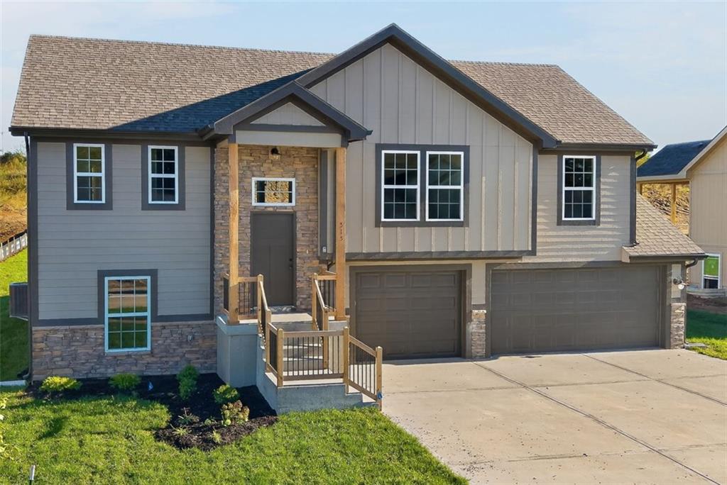 Photo of 515 Skyview Lane, Liberty, MO 64068 (MLS # 2630086)