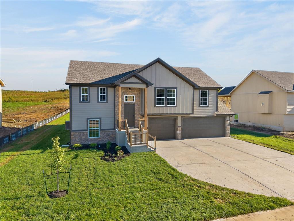 Photo of 515 Skyview Lane, Liberty, MO 64068 (MLS # 2630086)