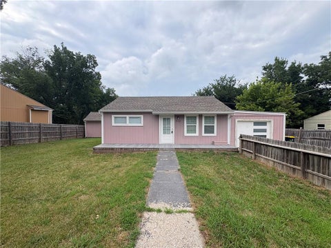 Photo of 9122 Askew Avenue, Kansas City, MO 64132 (MLS # 2634601)