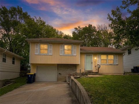 Photo of 4831 N Manchester Avenue, Kansas City, MO 64119 (MLS # 2615976)