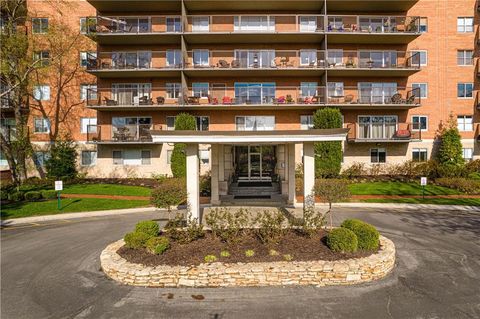 Photo of 4550 Warwick Boulevard #1205, Kansas City, MO 64111 (MLS # 2613085)