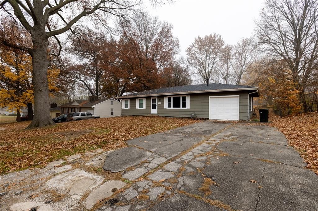 Photo of 10803 E 60 Terrace, Raytown, MO 64133 (MLS # 2608295)