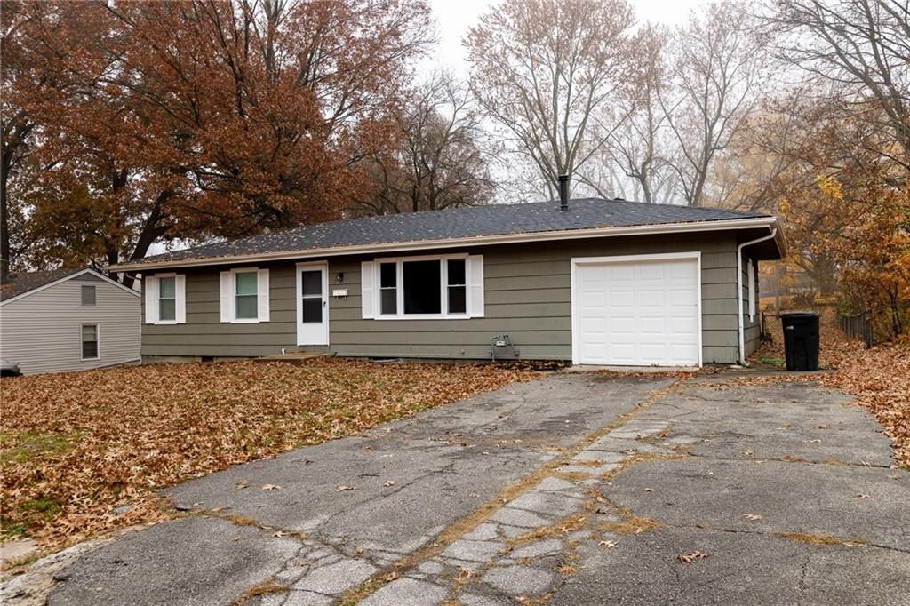 Photo of 10803 E 60 Terrace, Raytown, MO 64133 (MLS # 2608295)