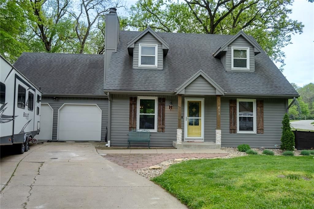 Photo of 417 Locust Street, Liberty, MO 64068 (MLS # 2547254)