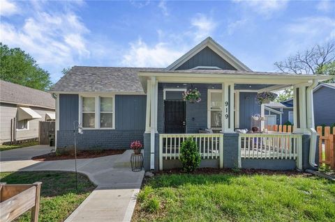 Photo of 919 Pottawatomie Street, Leavenworth, KS 66048 (MLS # 2617064)