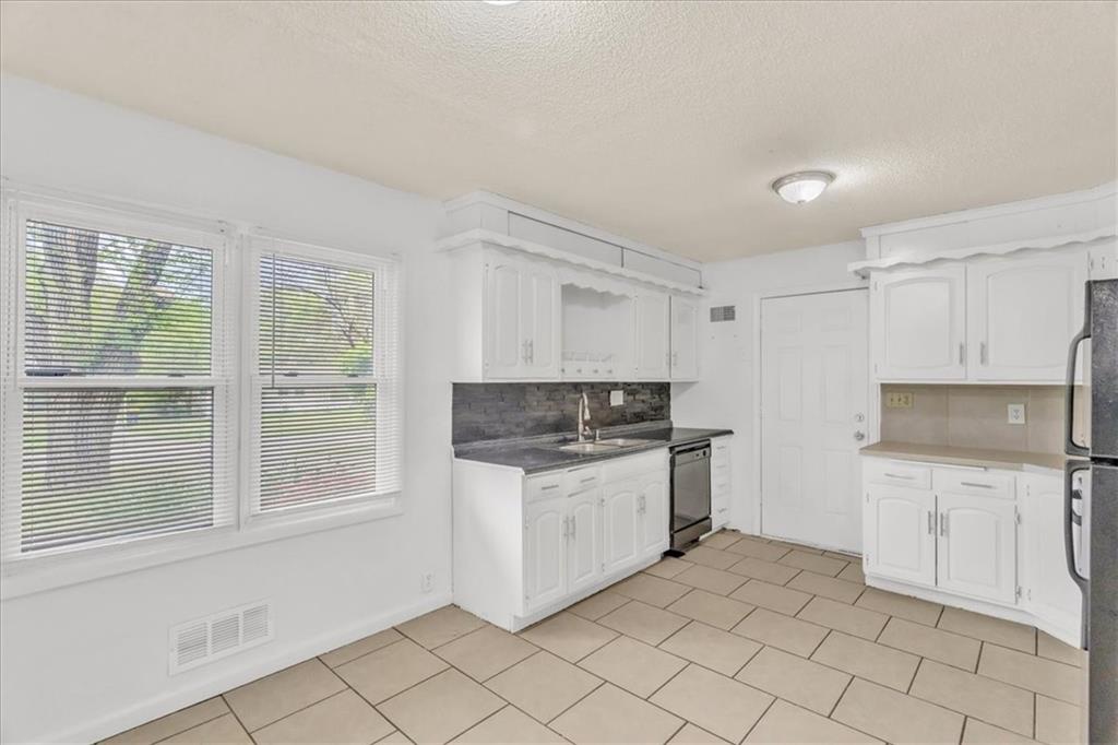 Kansas City, Missouri 64134, United States, 3 Bedrooms Bedrooms, ,2 BathroomsBathrooms,Residential,Active,121231