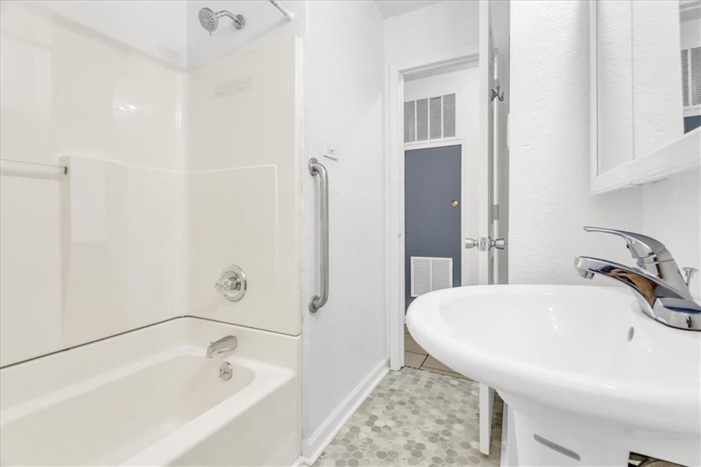 Kansas City, Missouri 64134, United States, 3 Bedrooms Bedrooms, ,2 BathroomsBathrooms,Residential,Active,121231