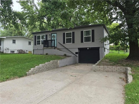 Photo of 317 N Cochise Drive, Independence, MO 64056 (MLS # 2637009)
