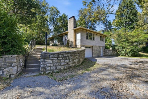 Photo of 2216 NE 39th Terrace, Kansas City, MO 64116 (MLS # 2648477)