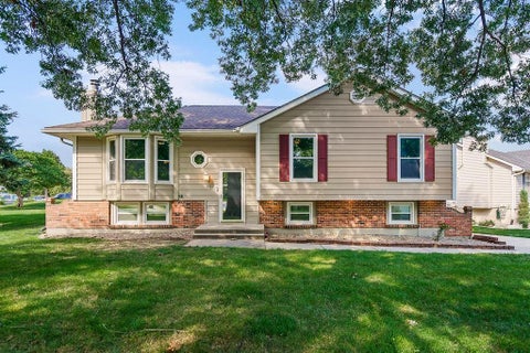 Photo of 401 SE Mt. Vernon Drive, Blue Springs, MO 64014 (MLS # 2639286)